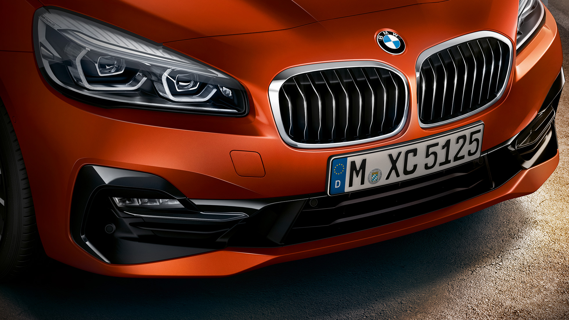 Двойна бъбрековидна радиаторна решетка BMW Серия 2 Актив Турър Двойна бъбрековидна радиаторна решетка BMW Серия 2 Актив Турър F45 фейслифт 2018 Sunset Orange metallic снимка отблизо отпред