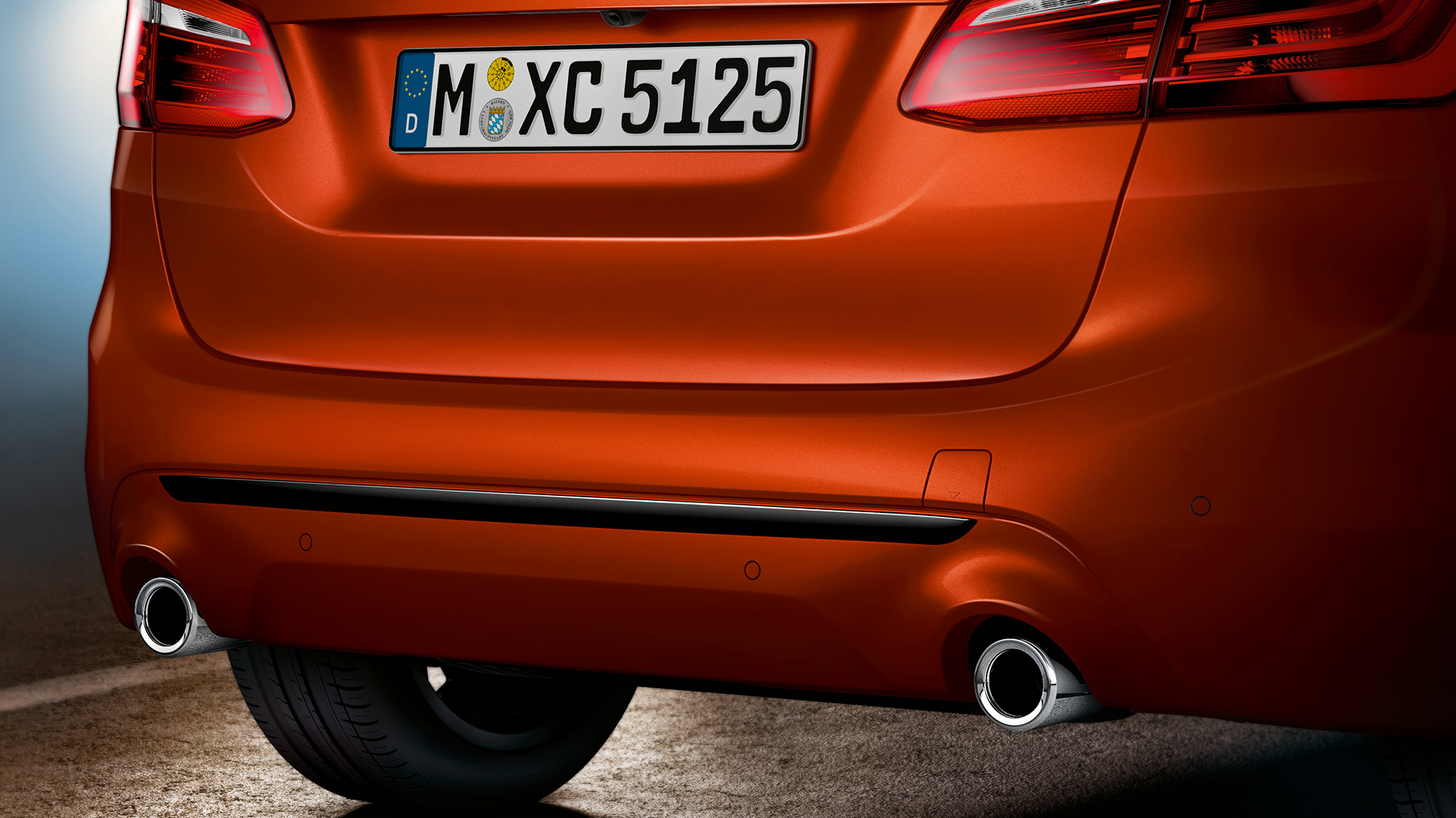 Задна част BMW Серия 2 Актив Турър Задна част BMW Серия 2 Актив Турър F45 фейслифт 2018 Sunset Orange metallic снимка отблизо отпред