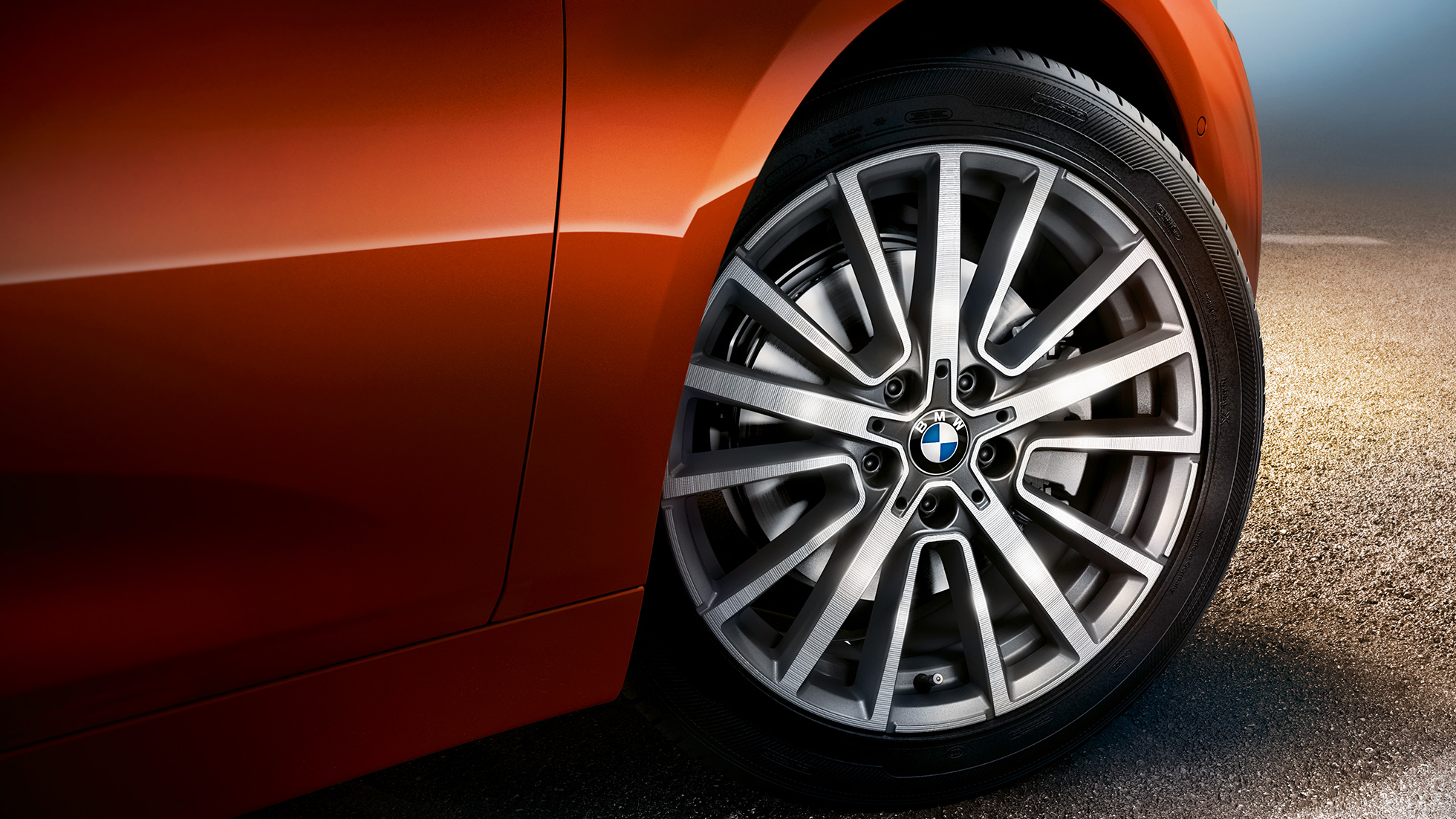 Алуминиеви джанти BMW Серия 2 Актив Турър Алуминиеви джанти BMW Серия 2 Актив Турър F45 фейслифт 2018 Sunset Orange metallic снимка отблизо джанта