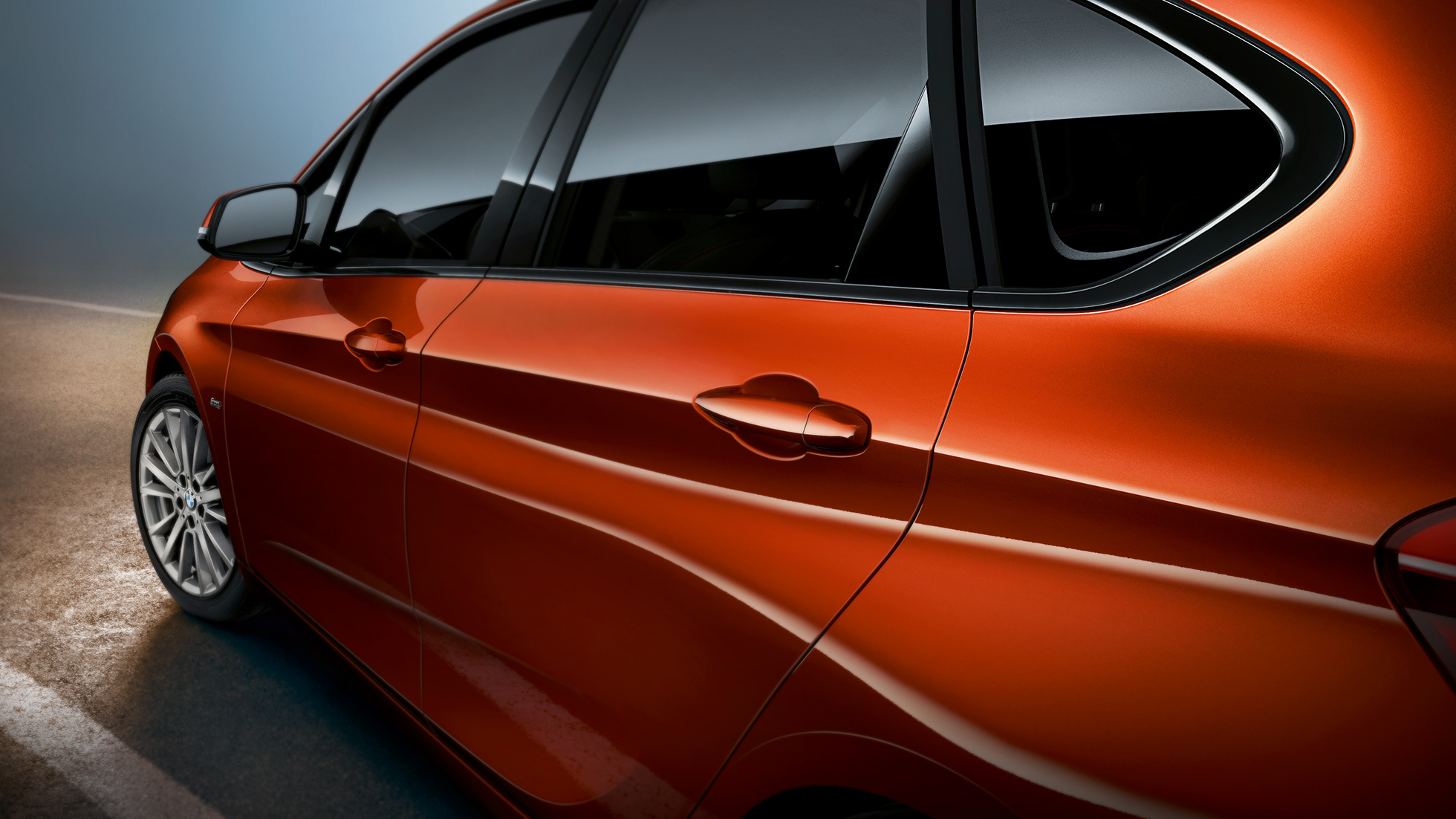 Снимка отблизо BMW Серия 2 Актив Турър BMW Серия 2 Актив Турър F45 фейслифт 2018 Sunset Orange metallic снимка отстрани