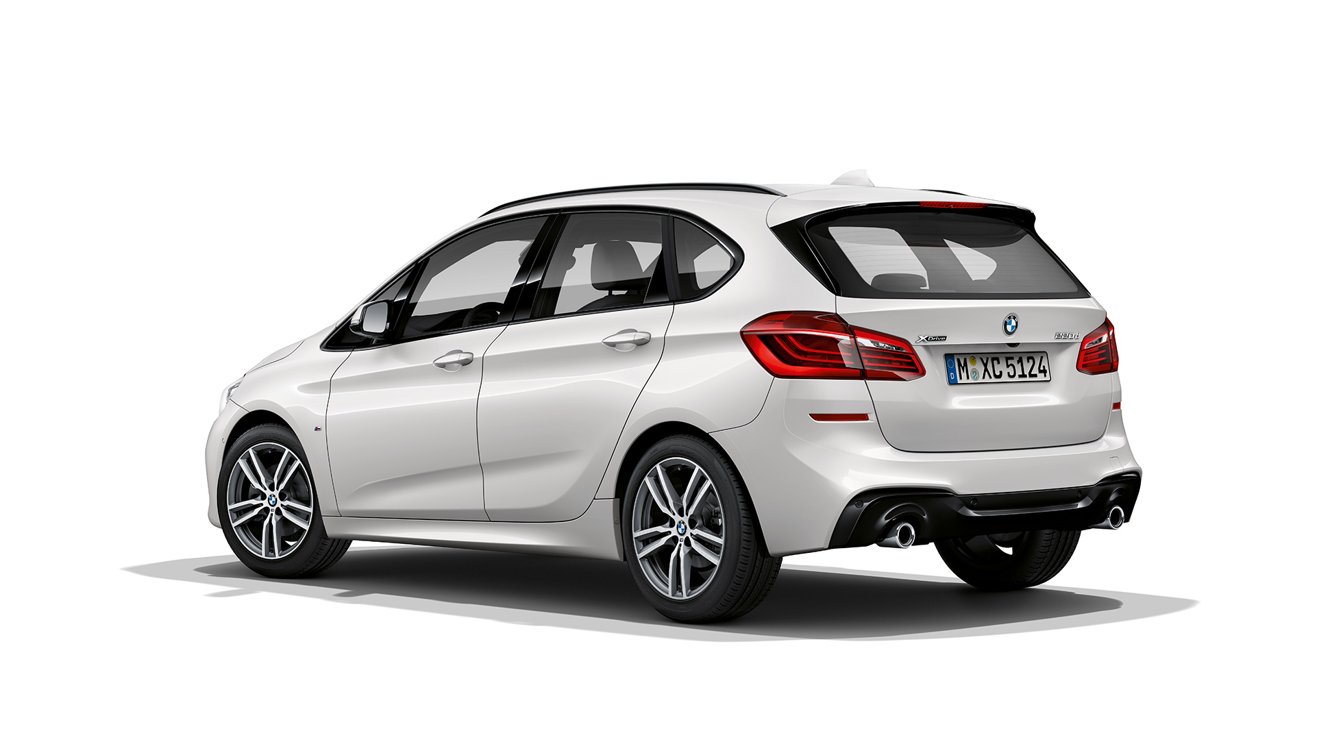 Три четвърти изглед отзад BMW Серия 2 Актив Турър Модел M Sport BMW Серия 2 Актив Турър бяло 220d xDrive Модел M Sport F45 2018 Mineral White metallic три четвърти изглед отзад