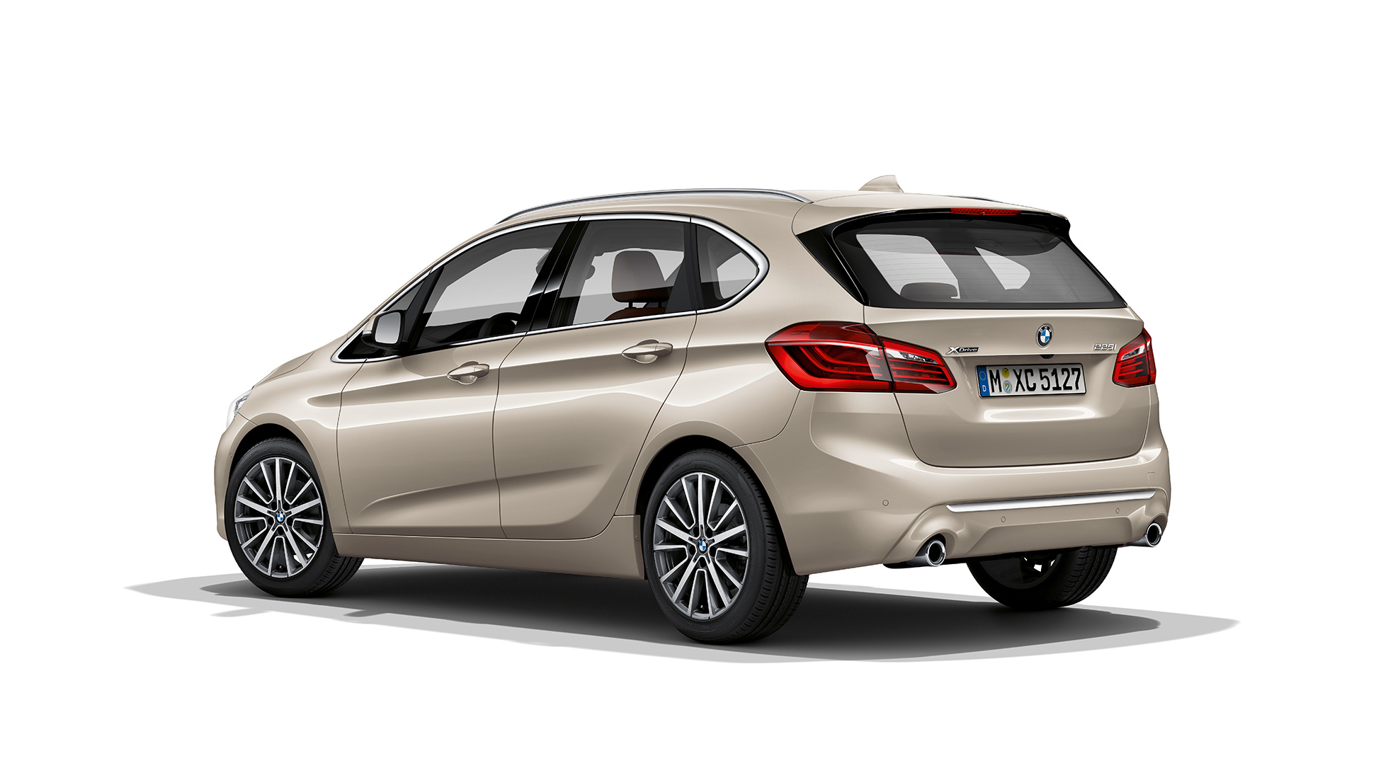 Три четвърти изглед отзад BMW Серия 2 Актив Турър Модел Luxury Line BMW Серия 2 Актив Турър Модел Luxury Line 225i xDrive F45 2018 Jucaro Beige metallic три четвърти изглед отзад