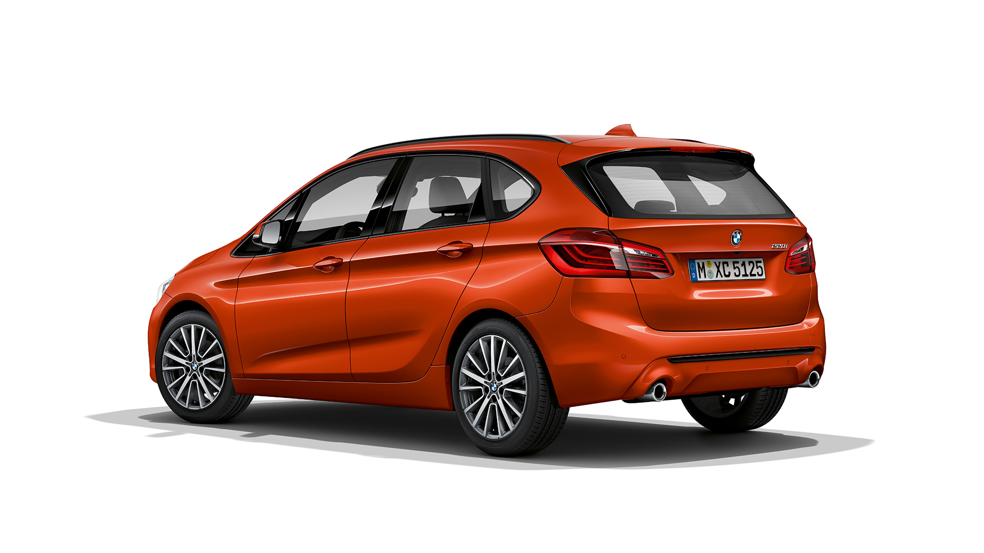 Три четвърти изглед отзад BMW Серия 2 Актив Турър Модел Sport Line BMW Серия 2 Актив Турър Модел Sport Line 220i F45 2018 Sunset Orange metallic три четвърти изглед отзад