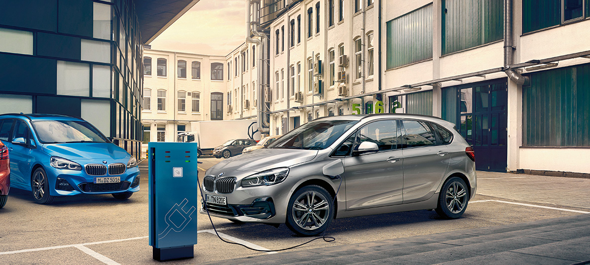BMW 225xe Актив Турър Plug-in хибрид BMW 225xe Актив Турър Plug-in хибрид F45 2018 в покой на станция за зареждане