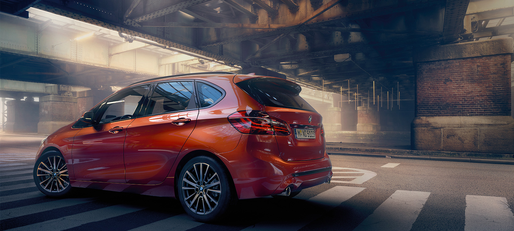 Изглед отстрани BMW Серия 2 Актив Турър BMW Серия 2 Актив Турър F45 фейслифт 2018 Sunset Orange metallic изглед отстрани в хале