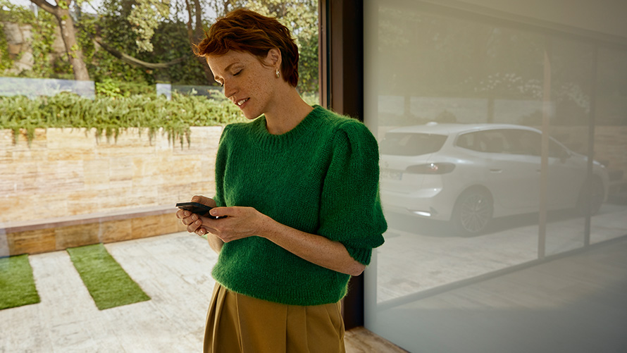 BMW Service Inclusive жена със смартфон в ръка жена със смартфон в ръката BMW Service Inclusive