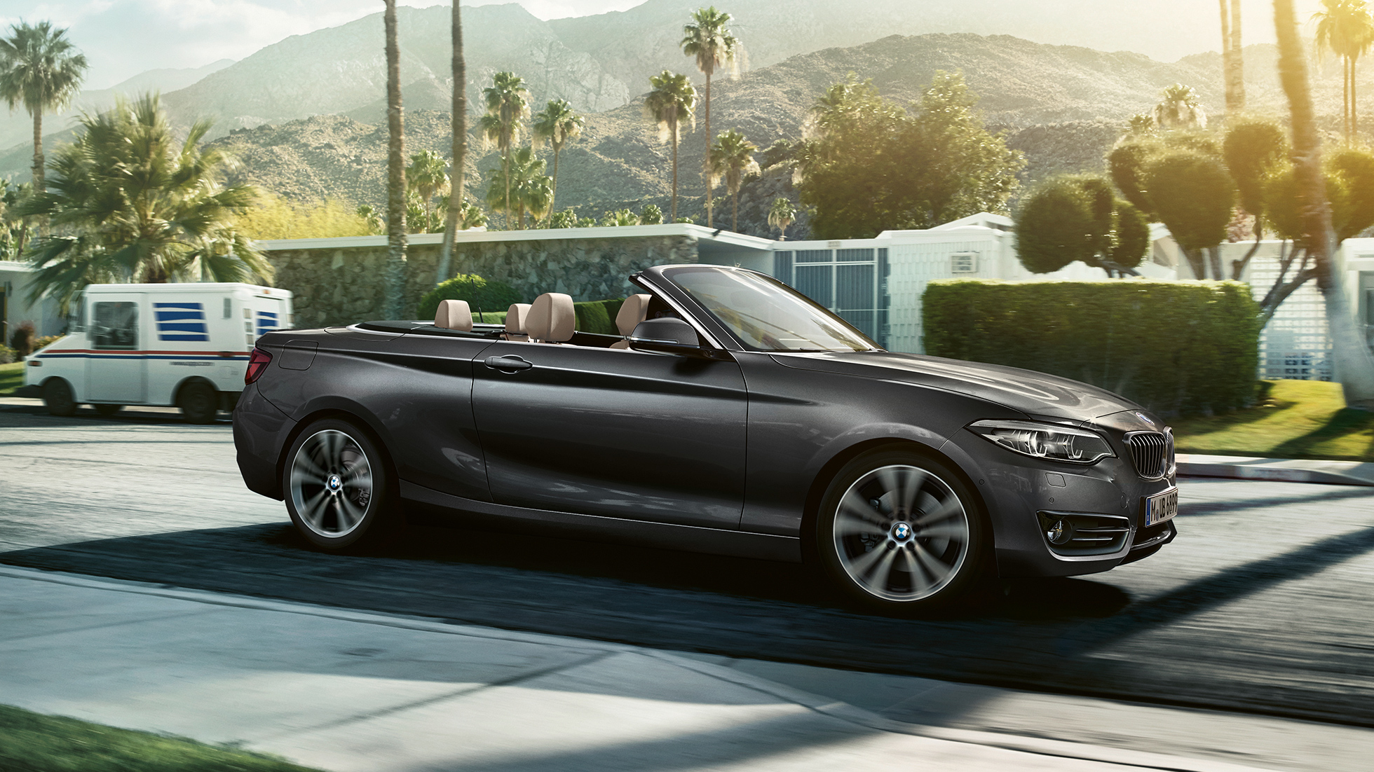 BMW Серия 2 Кабриолет, снимка в движение отстрани BMW Серия 2 Кабриолет, снимка в движение отстрани