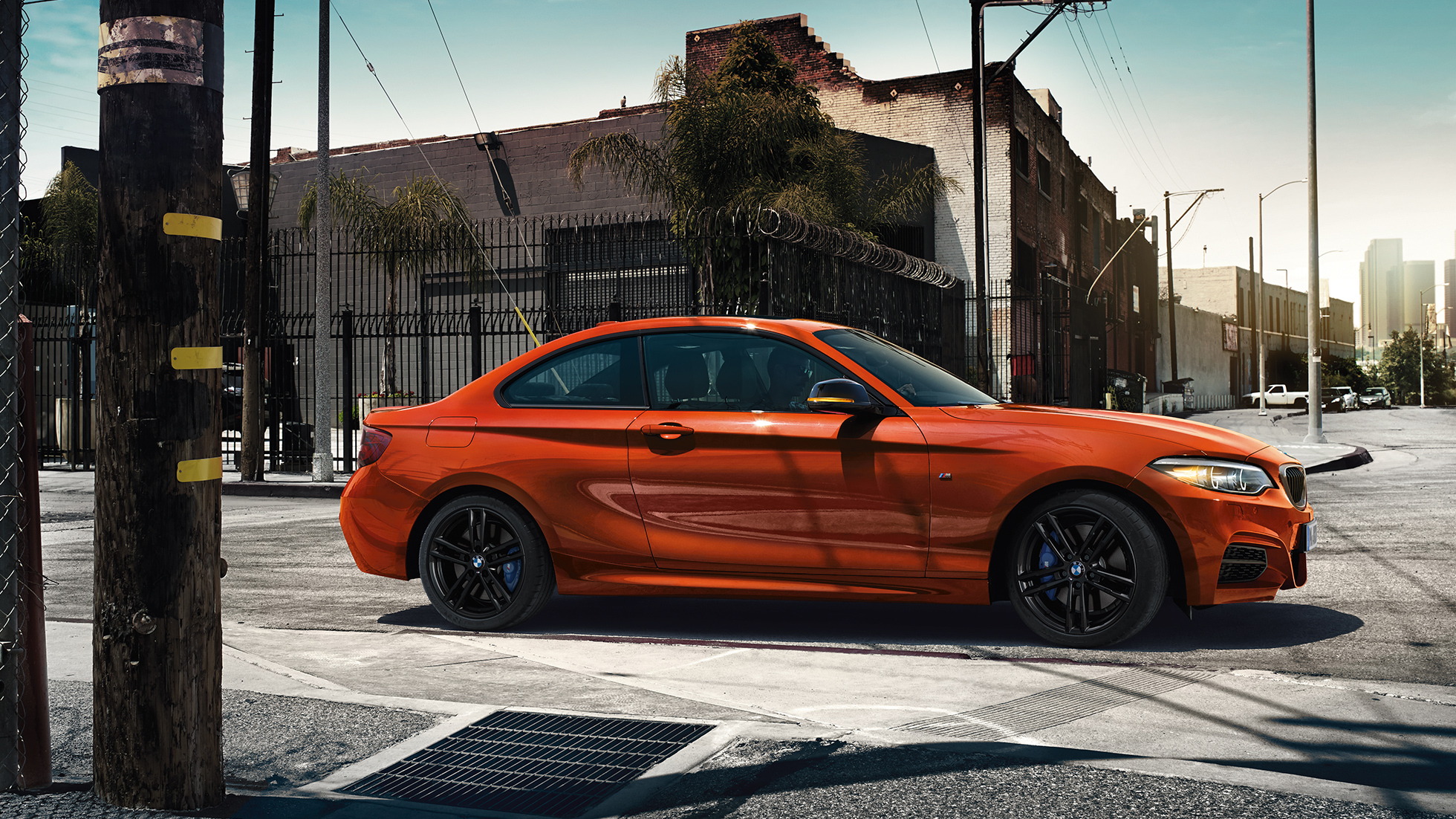 BMW Серия 2 Купе, снимка отстрани BMW Серия 2 Купе, снимка отстрани