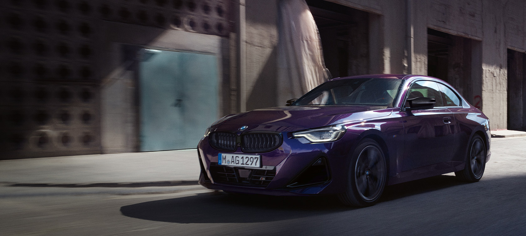 BMW Серия 2 Купе G42 2024 Thundernight metallic три четвърти изглед отпред в движение