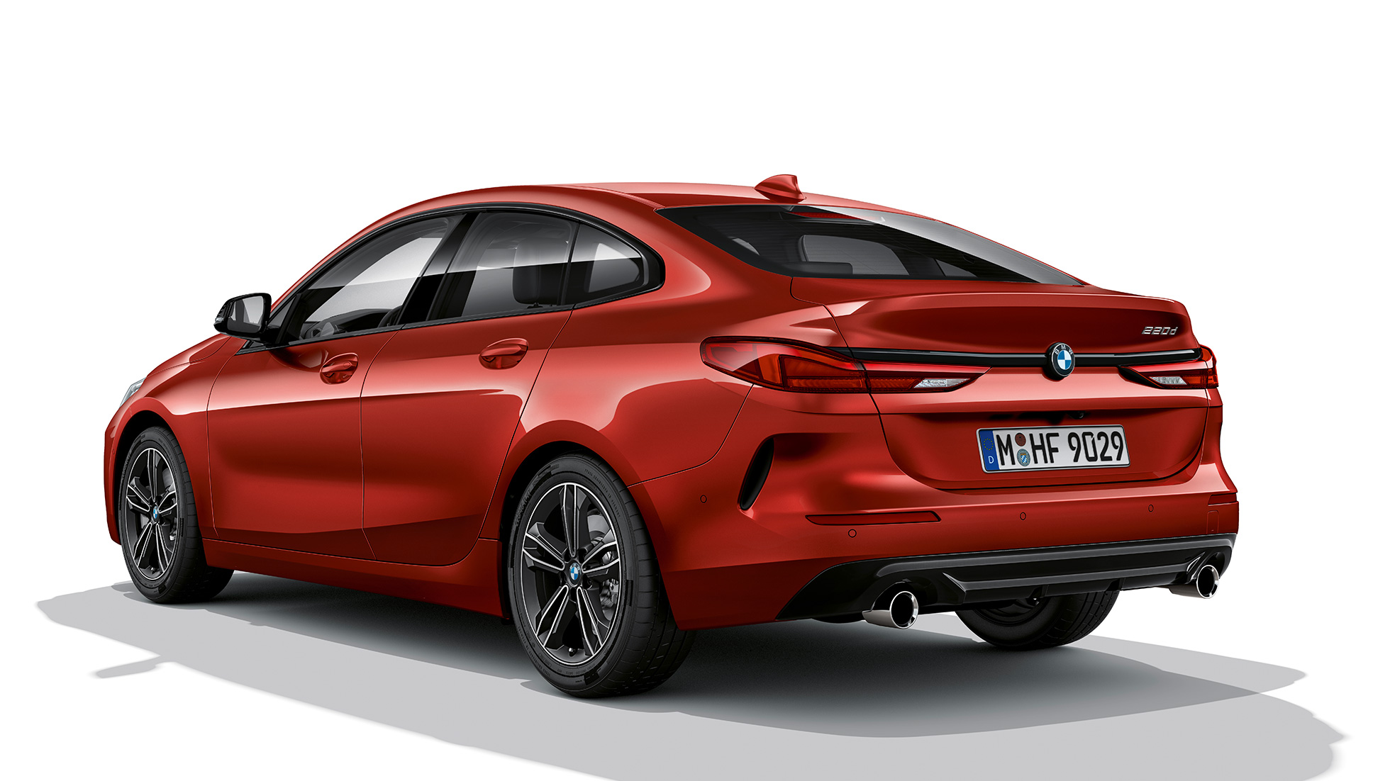 BMW Individual high-gloss Shadow Line BMW Серия 2 Гран Купе Модел Sport Line BMW Individual high-gloss Shadow Line BMW Серия 2 Гран Купе Модел Sport Line Melbourne Red F44, три четвърти изглед отзад