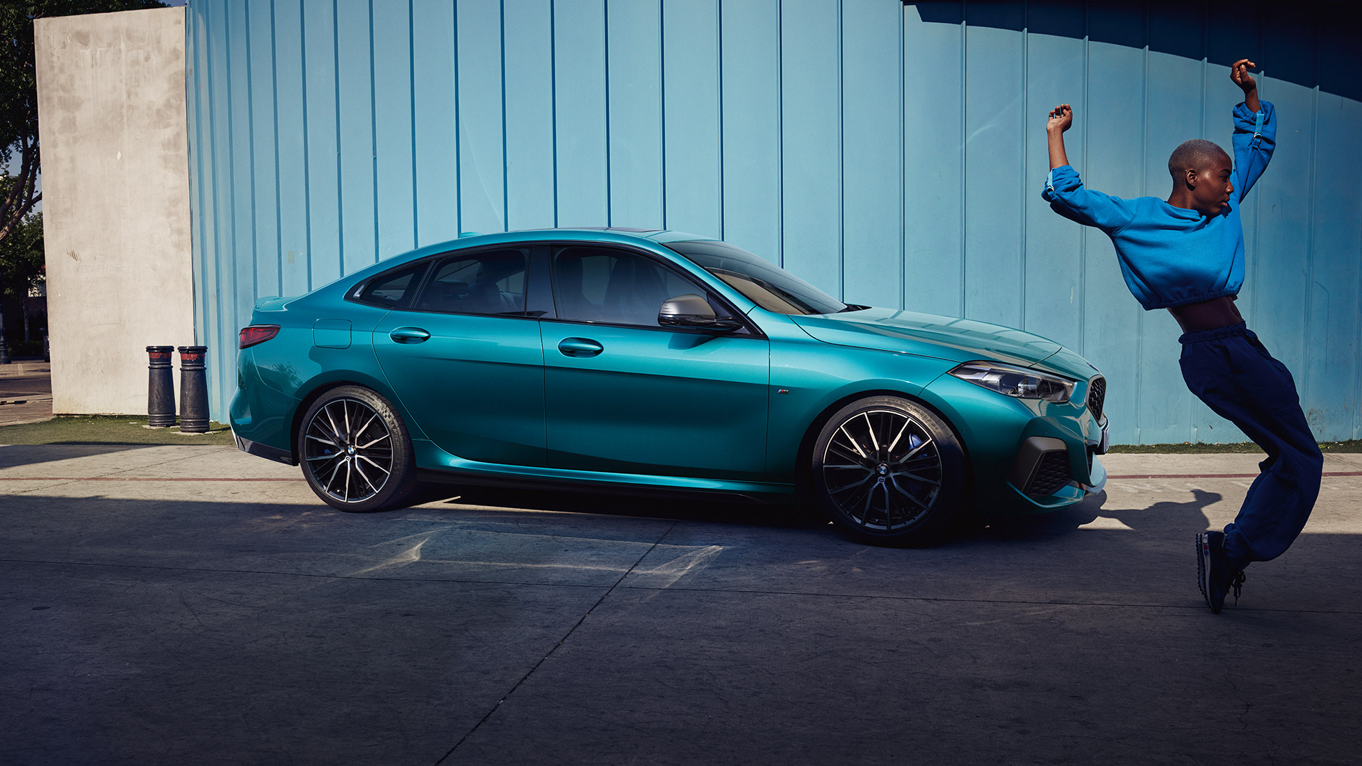 Атрактивен силует на купе BMW Серия 2 Гран Купе Атрактивен силует на купе BMW Серия 2 Гран Купе Snapper Rocks Blau metallic F44 изглед отстрани