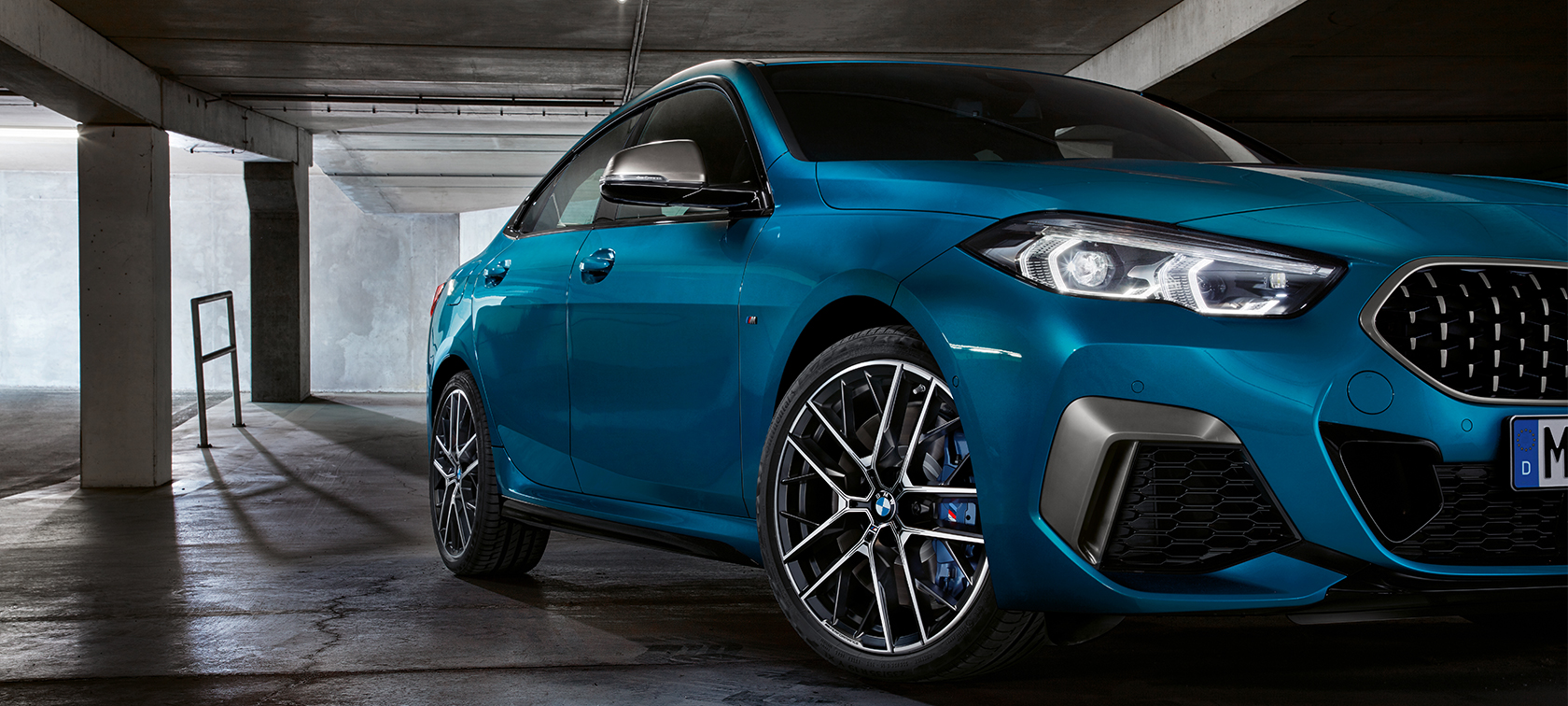BMW Серия 2 Гран Купе три четвърти изглед отпред BMW Серия 2 Гран Купе Snapper Rocks Blue metallic F44 три четвърти изглед отпред