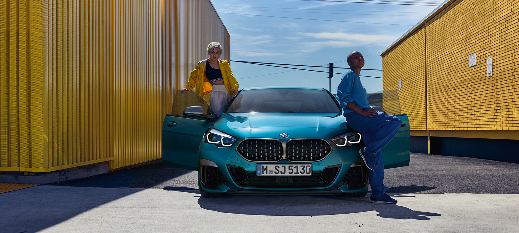 BMW Серия 2 Гран Купе, изглед отпред с отворени предни врати BMW Серия 2 Гран Купе Snapper Rocks Blau metallic F44, изглед отпред с отворени предни врати