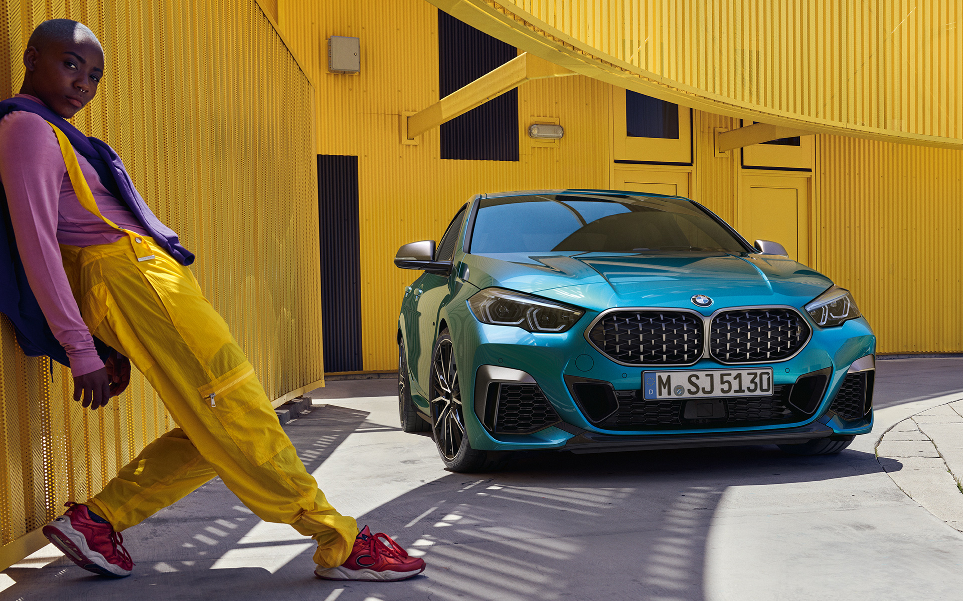 BMW Серия 2 Гран Купе F44 двойна бъбрековидна решетка с Mesh дизайн Snapper Rocks Blue metallic три четвърти изглед отпред