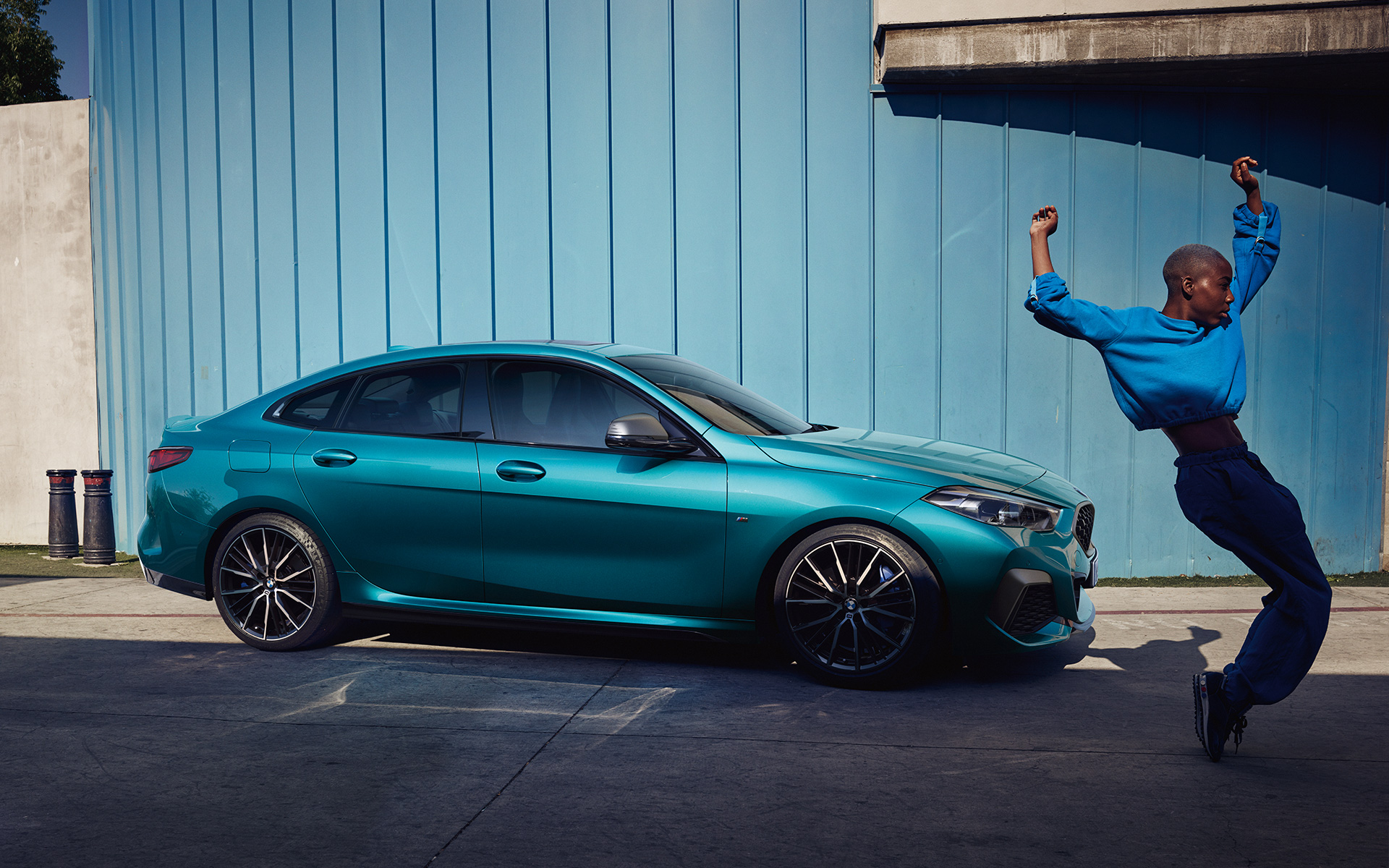 Атрактивен силует на купе BMW Серия 2 Гран Купе F44 Snapper Rocks Blue metallic изглед отстрани