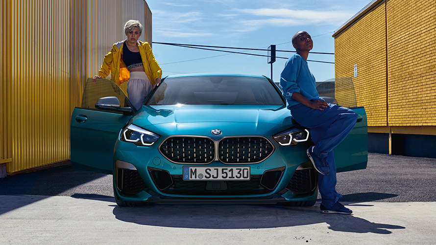 BMW Серия 2 Гран Купе F44, изглед отпред BMW Серия 2 Гран Купе F44 F44 Snapper Rocks Blue metallic, изглед отпред с отворени врати и двама човека в автомобила