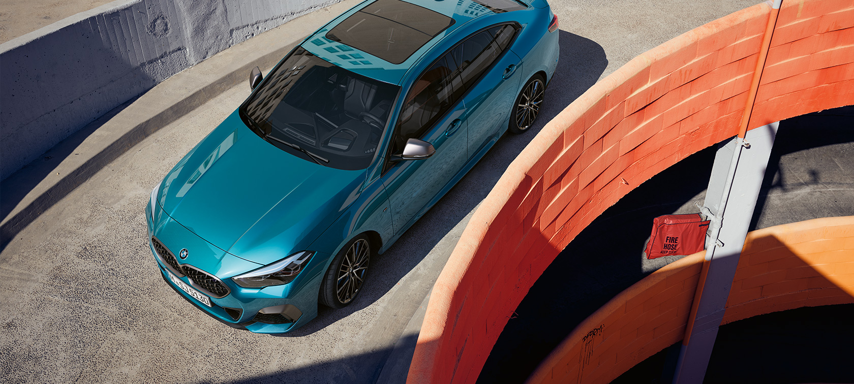 BMW Серия 2 Гран Купе F44, три четвърти изглед отпред отгоре BMW Серия 2 Гран Купе F44 Snapper Rocks Blue metallic, три четвърти изглед отпред отгоре върху покрива