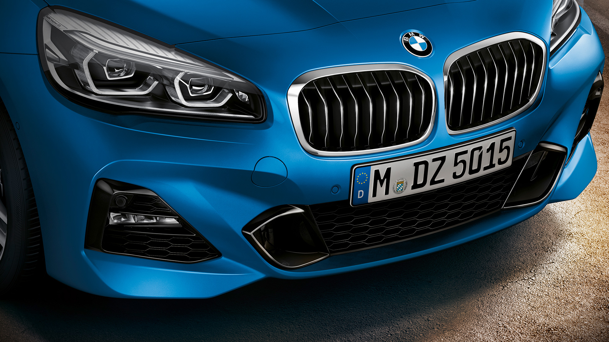 Двойна бъбрековидна радиаторна решетка BMW Серия 2 Гран Турър Двойна бъбрековидна радиаторна решетка BMW Серия 2 Гран Турър F46 фейслифт 2018 Estoril Blue metallic снимка отблизо отпред