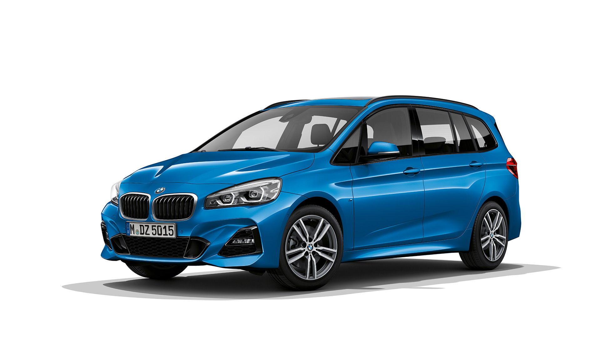 Три четвърти изглед отпред BMW Серия 2 Гран Турър Модел M Sport BMW Серия 2 Гран Турър 220d xDrive Модел M Sport F46 Estoril Blue metallic три четвърти изглед отпред