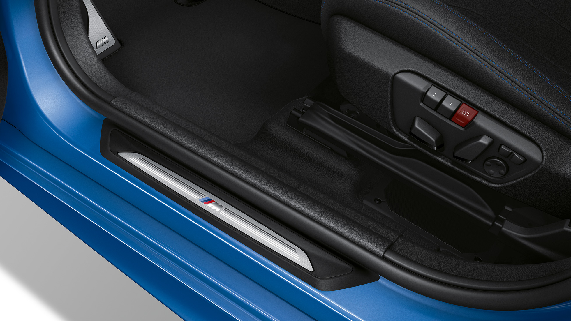 Лайстни на праговете BMW Серия 2 Гран Турър Модел M Sport Лайстни на праговете BMW Серия 2 Гран Турър 220d xDrive Модел M Sport F46 Estoril Blue metallic снимка отблизо