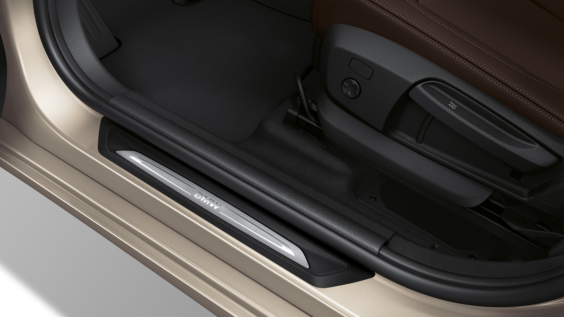 Лайстни на праговете BMW Серия 2 Гран Турър Модел Luxury Line Лайстни на праговете BMW Серия 2 Гран Турър 218d xDrive Модел Luxury Line F46 2018 Jucaro Beige metallic снимка отблизо
