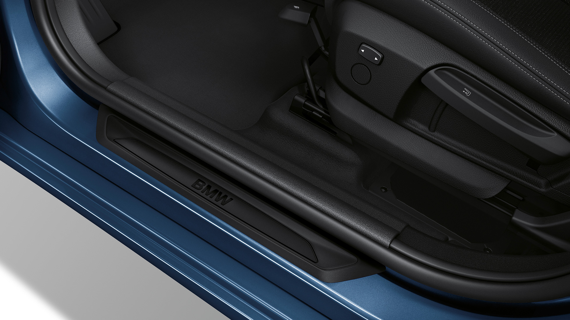 Einstiegsleisten BMW 2er Gran Tourer Modell Advantage Лайстни на праговете BMW Серия 2 Гран Турър 218i Модел Advantage F46 2018 Mediterranean Blue metallic три снимка отблизо