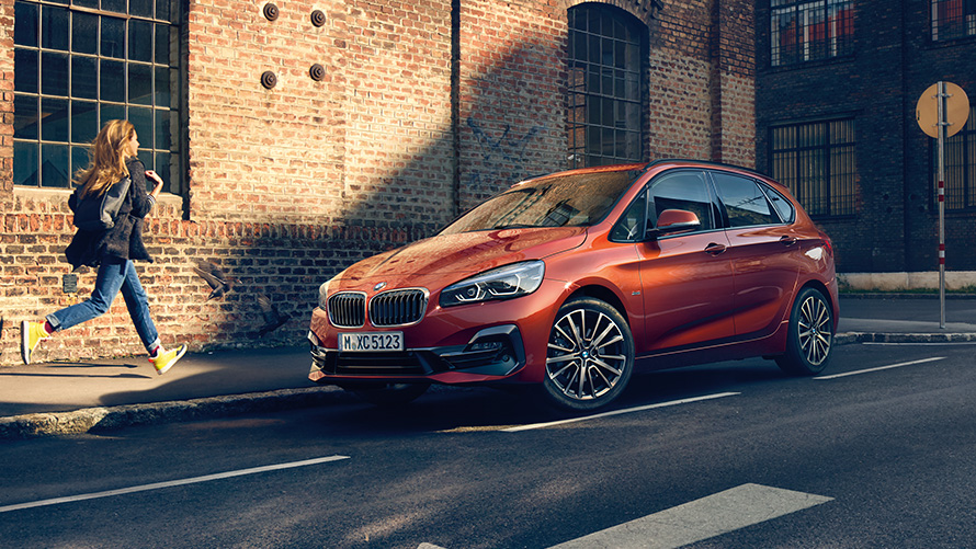 BMW Серия 2 Актив Турър F45 три четвърти изглед отпред в движение по път BMW Серия 2 модели BMW Серия 2 Актив Турър F45 три четвърти изглед отпред в движение по път