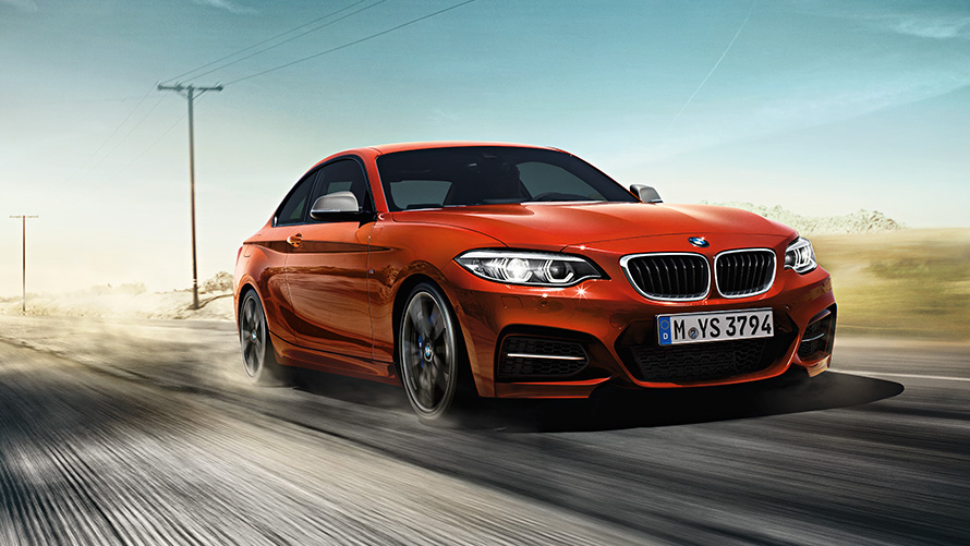 BMW Серия 2 Купе F22 три четвърти изглед отпред в движение по път BMW Серия 2 модели BMW Серия 2 Купе F22 три четвърти изглед отпред в движение по път
