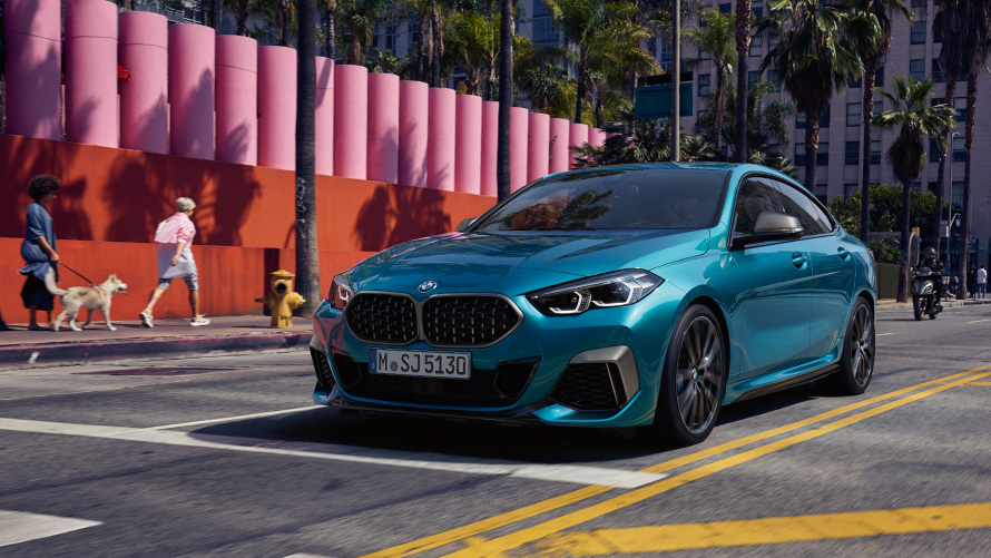 BMW Серия 2 Гран Купе F44 три четвърти изглед отпред в движение по път BMW Серия 2 модели BMW Серия 2 Гран Купе F44 три четвърти изглед отпред в движение по път