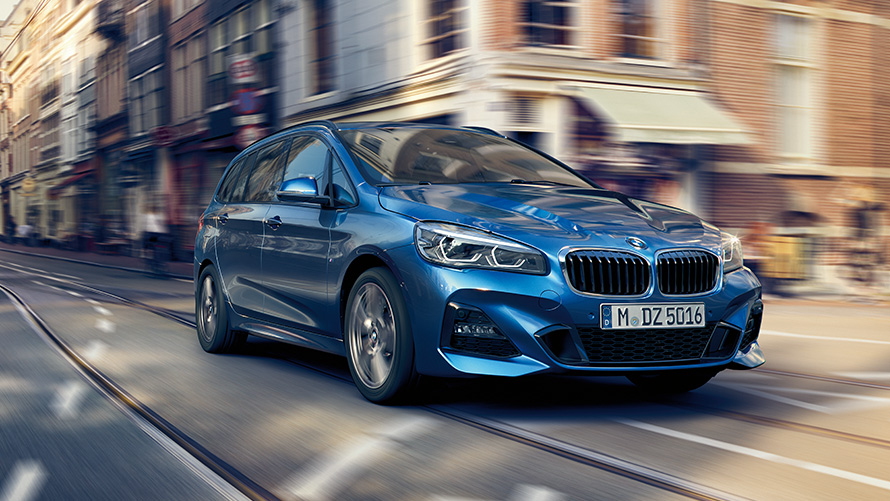 BMW Серия 2 Гран Турър F46 три четвърти изглед отпред в движение по път BMW Серия 2 модели BMW Серия 2 Гран Турър F46 три четвърти изглед отпред в движение по път