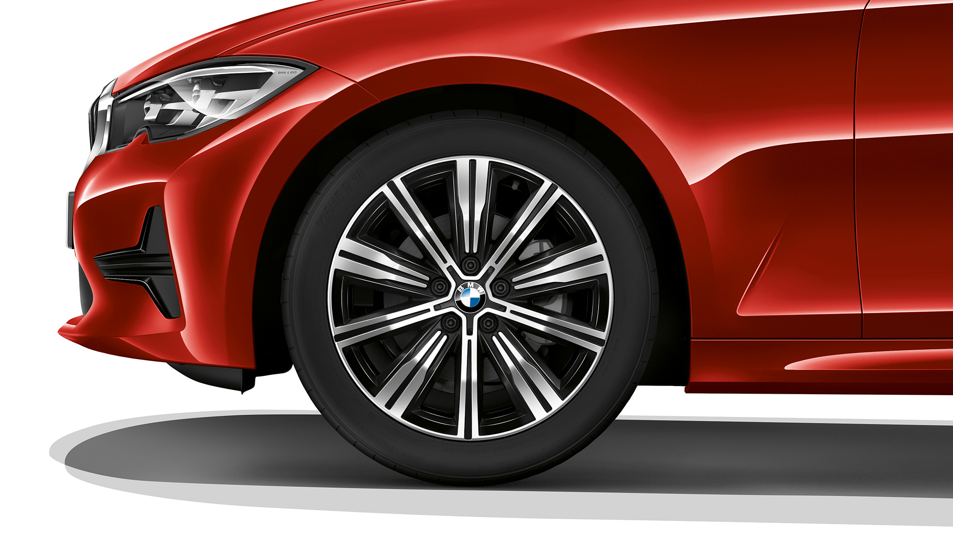 BMW Серия 3 Седан, Модел Advantage, алуминиева джанта. Снимка отблизо на алуминиева джанта на BMW Серия 3 Седан с оборудване Модел Advantage.