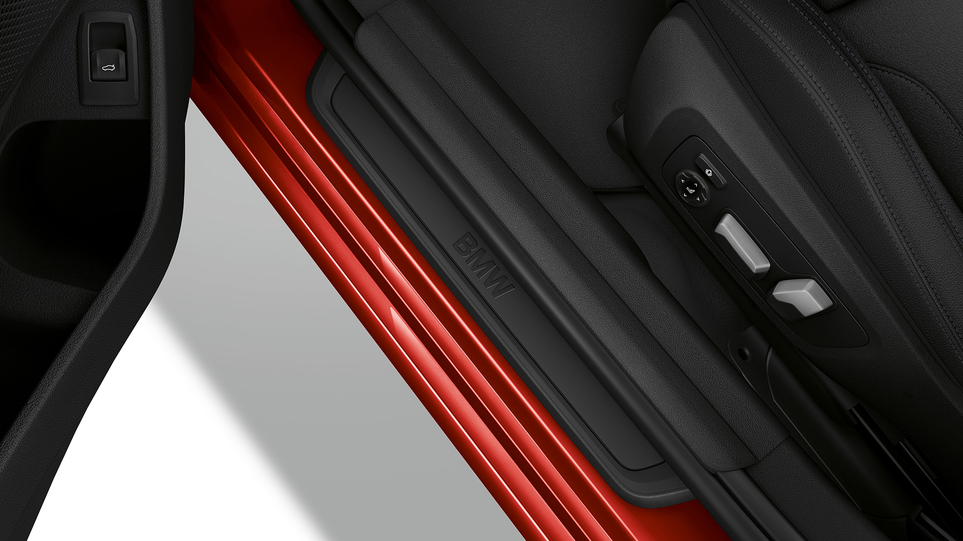 BMW Серия 3 Седан, Модел Advantage, лайстна на прага. Изглед отгоре на лайстната на прага на BMW Серия 3 Седан с оборудване Модел Advantage.