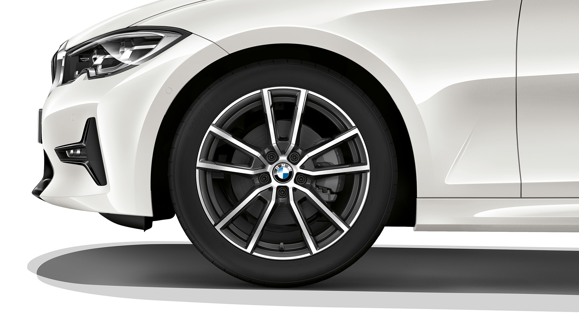 BMW Серия 3 Седан, Модел Sport Line, алуминиева джанта. Снимка отблизо на алуминиева джанта на BMW Серия 3 Седан с оборудване Модел Sport Line.