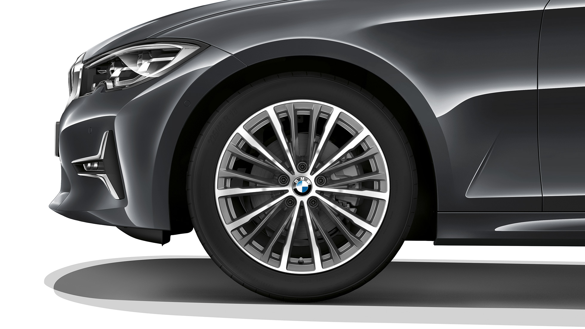 BMW Серия 3 Седан, Модел Luxury Line, алуминиева джанта. Снимка отблизо на алуминиева джанта на BMW Серия 3 Седан с оборудване Модел Luxury Line.