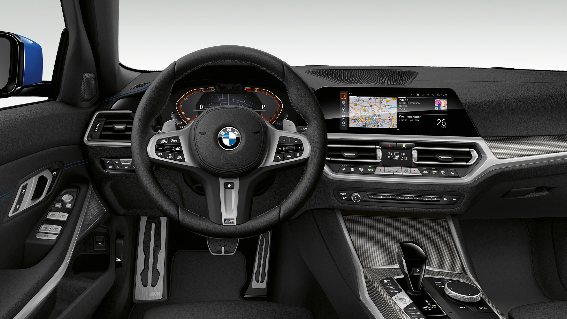 BMW Серия 3 Седан, Модел M Sport, кокпит. Фронтална снимка отблизо на кокпита от страната на водача на BMW Серия 3 Седан с оборудване Модел M Sport.