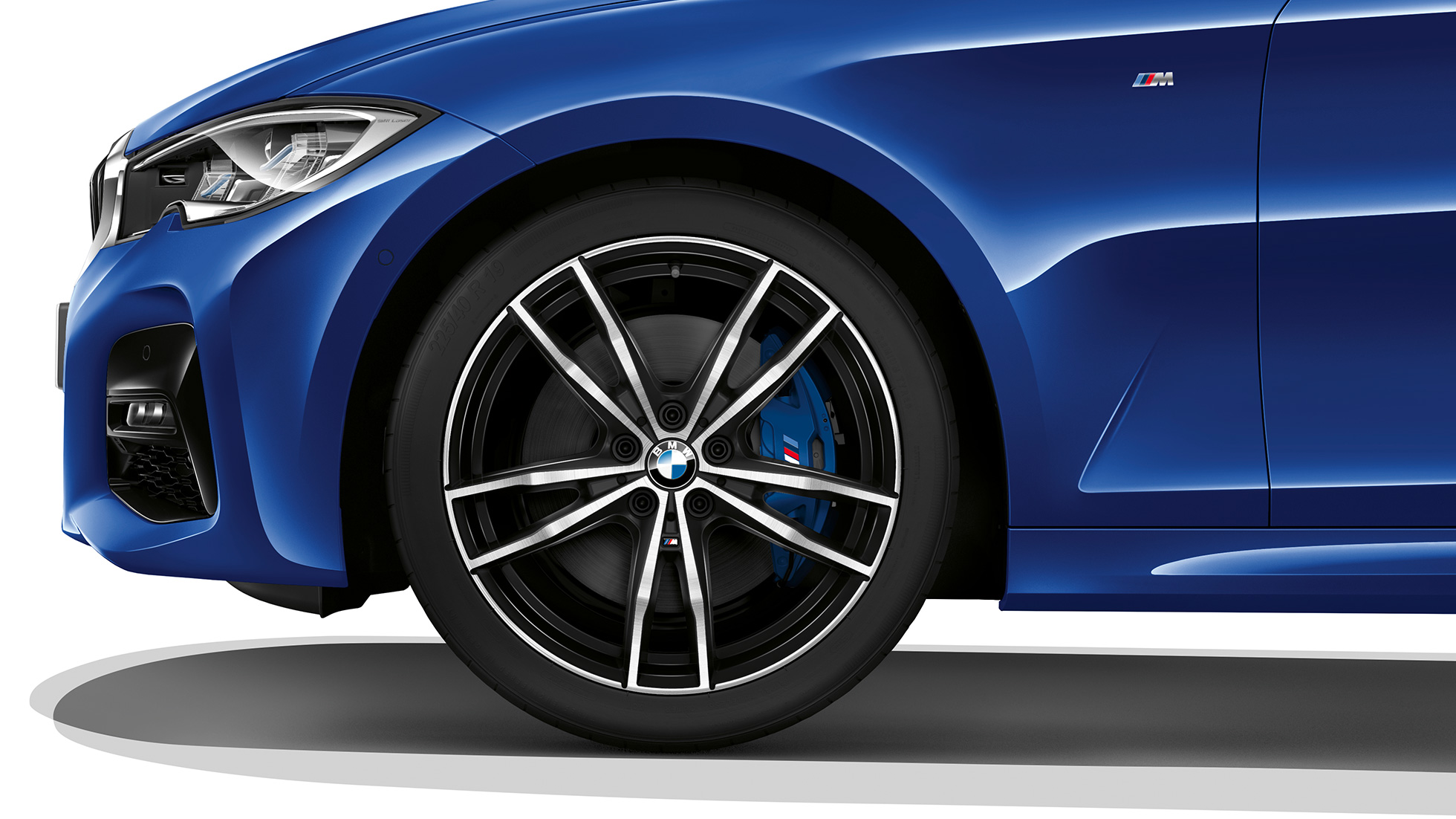 BMW Серия 3 Седан, Модел M Sport, алуминиева джанта. Снимка отблизо на алуминиева джанта на BMW Серия 3 Седан с оборудване Модел M Sport.