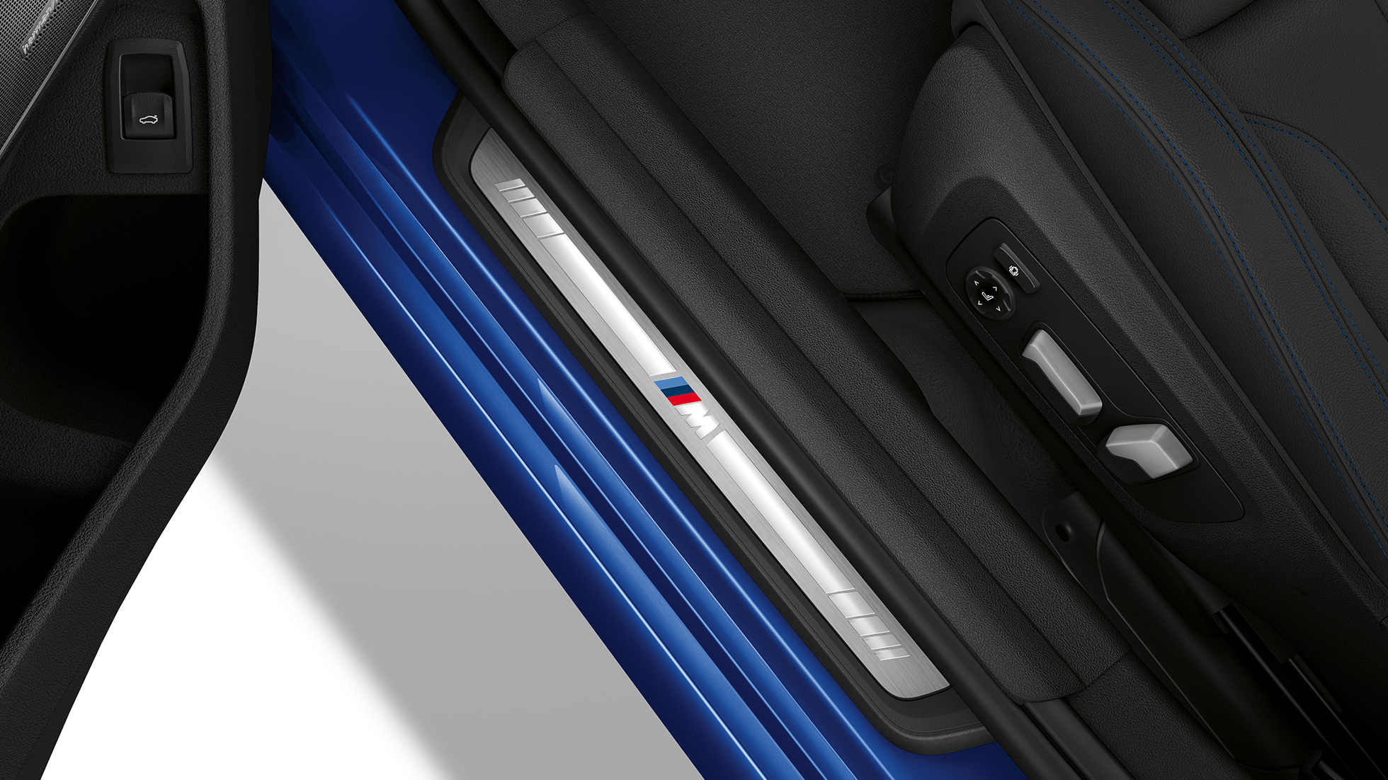 BMW Серия 3 Седан, Модел M Sport, лайстна на прага. Изглед отгоре на лайстната на прага на BMW Серия 3 Седан с оборудване Модел M Sport.