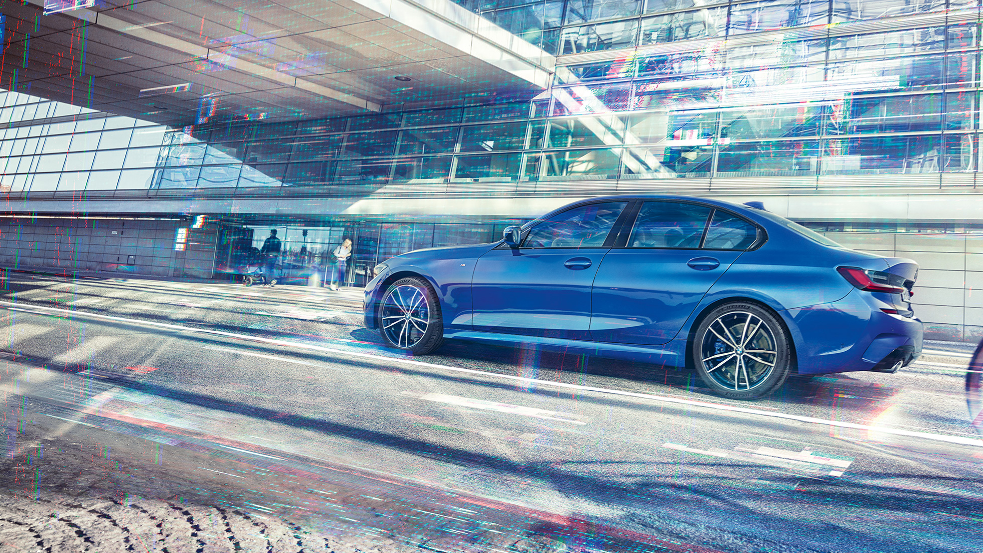 BMW Серия 3 Седан, страничен изглед. Страничен изглед на BMW Серия 3 Седан в покой през деня пред стъклена сграда.