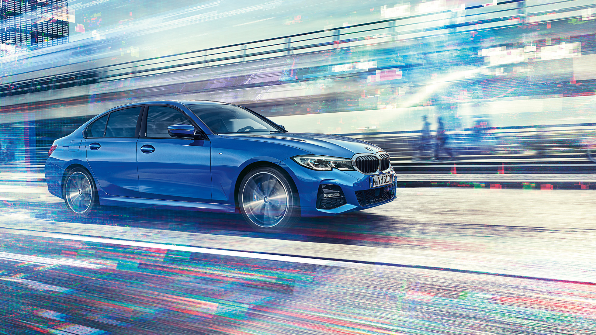 Страничен изглед на BMW Серия 3 Седан в движение. Страничен изглед на BMW Серия 3 Седан в движение на фона на града.