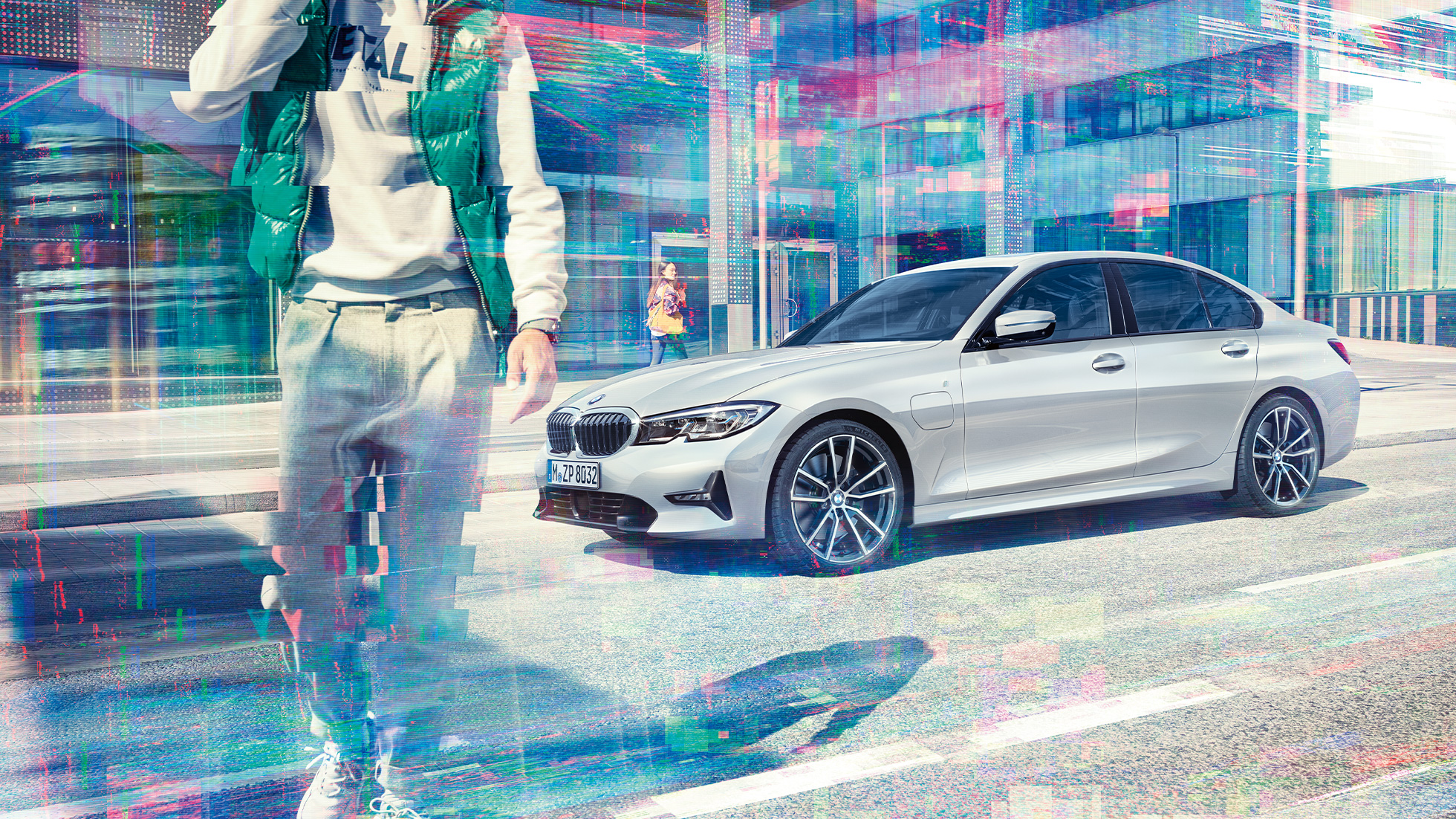Изглед отстрани BMW Серия 3 Седан BMW 330e BMW Серия 3 Седан BMW 330e G20 Glaciersilver metallic изглед отстрани в движение
