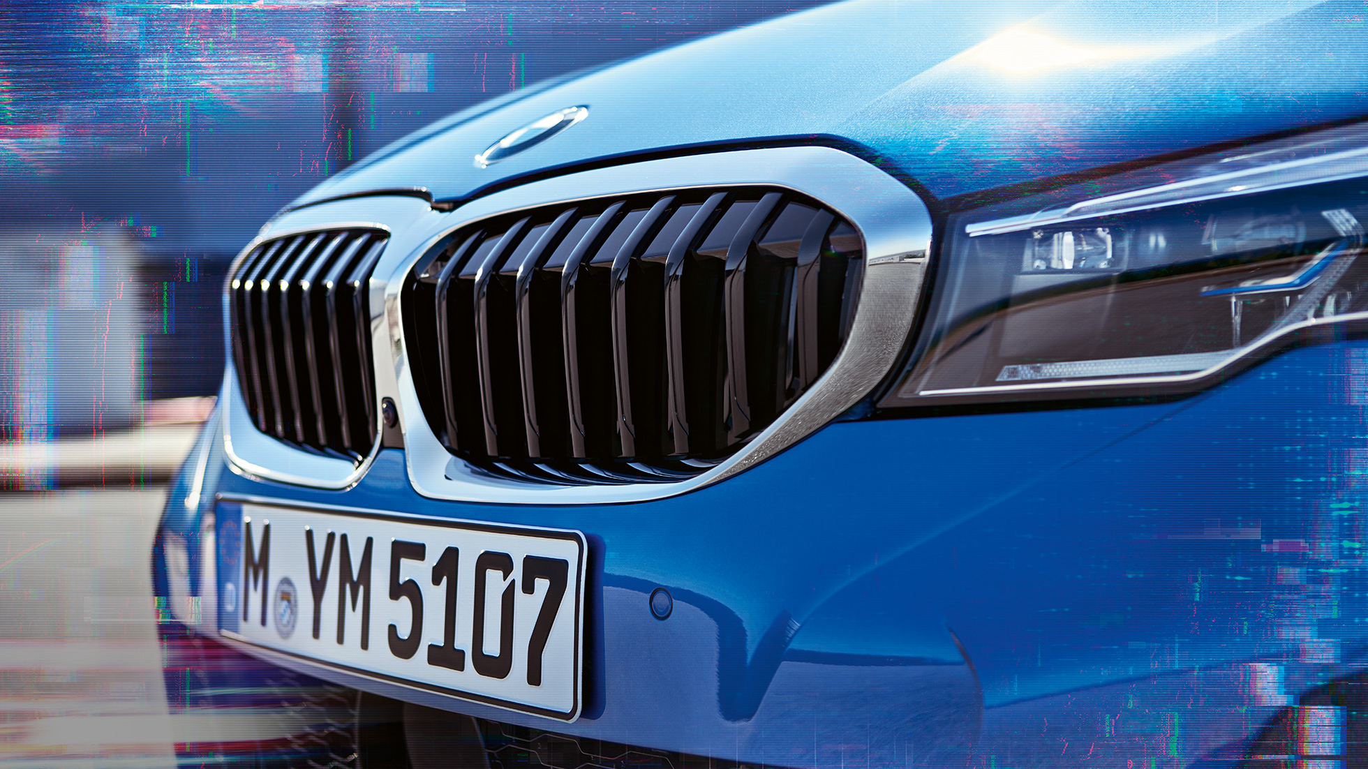 BMW Серия 3 Седан, двойна бъбрековидна радиаторна решетка. Странична снимка отблизо на двойната бъбрековидна радиаторна решетка на BMW Серия 3 Седан.