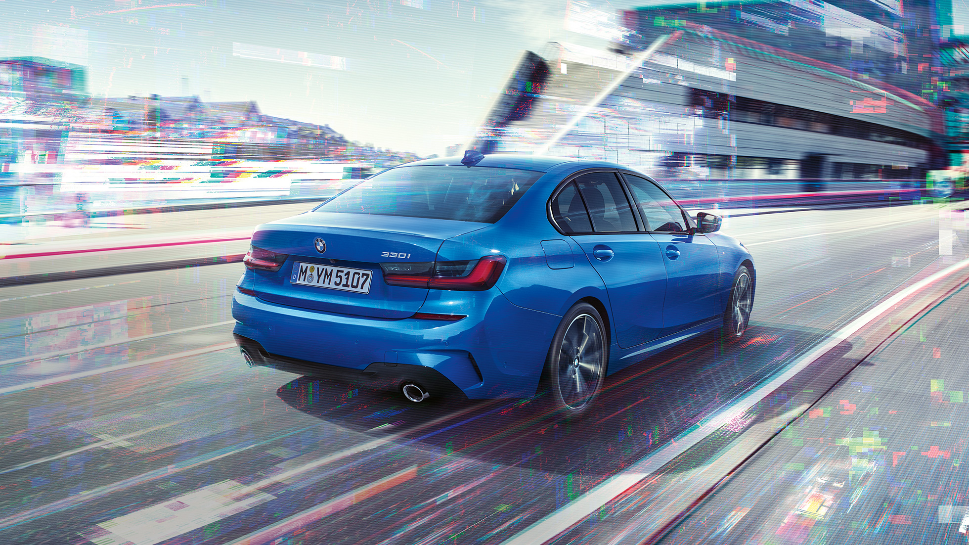 BMW Серия 3 Седан, страничен изглед отзад. Три четвърти изглед отзад на BMW Серия 3 Седан на фона на града.