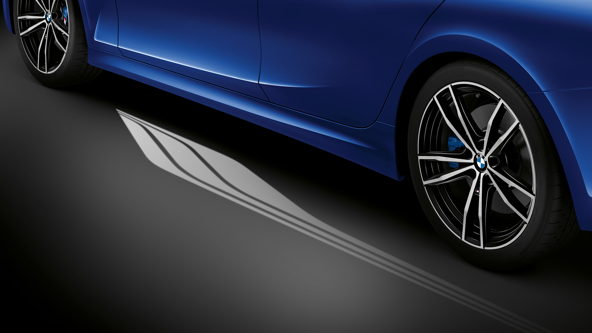 BMW Серия 3 Седан, Вътрешно осветление. Преден изглед на кокпита от страната на водача на BMW Серия 3 Седан с Вътрешно осветление и осветено в синьо пространство за краката.