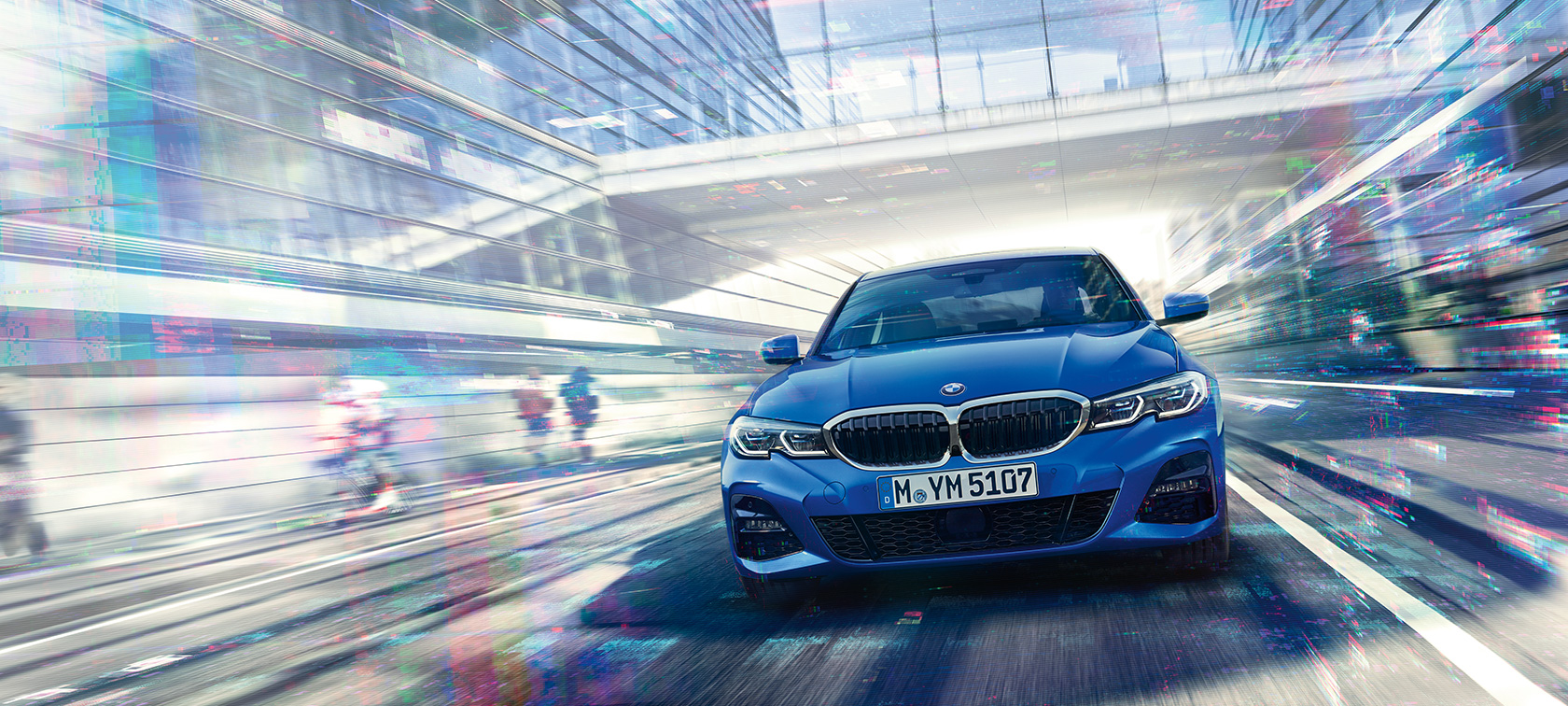 BMW Серия 3 Седан, изглед отпред. Изглед отпред на движещо се BMW Серия 3 Седан през деня под стъклена сграда.