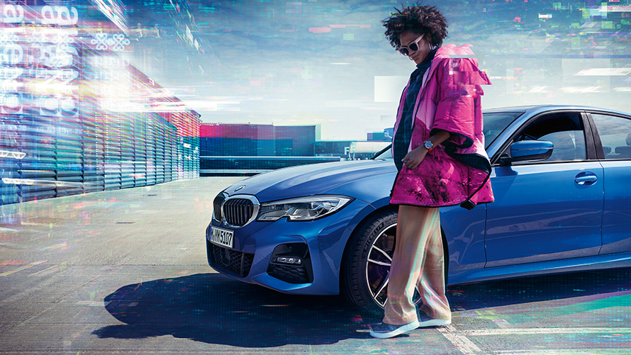 BMW Серия 3 Седан (G20), Portimao Blue metallic, 7/8 отпред BMW Серия 3 Седан (G20), Portimao Blue metallic, 7/8 отпред на паркинг с човек на преден план