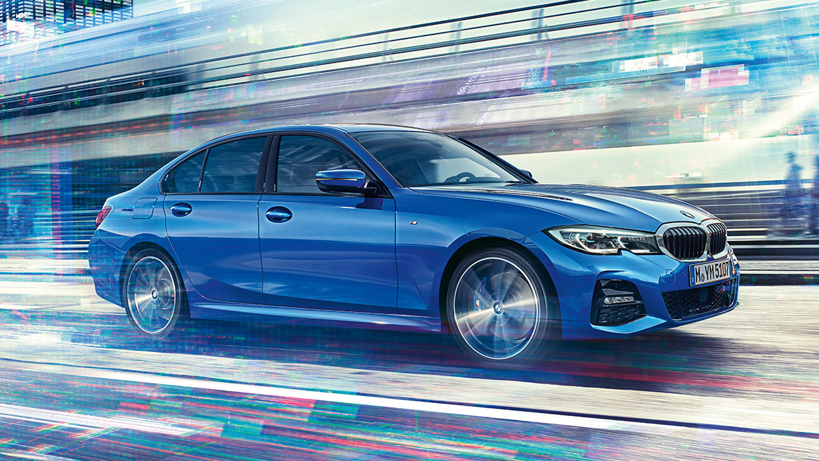 BMW Серия 3 Седан (G20), странична снимка в движение Странична снимка в движение на BMW Серия 3 Седан (G20) през деня на фона на града.