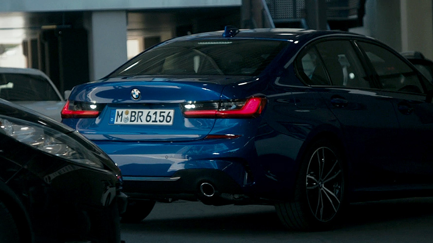 BMW Серия 3 Седан (G20), Асистент за движение на заден ход. Снимка отблизо на дисплеите в кокпита на BMW Серия 3 Седан (G20) с Асистент за движение на заден ход.