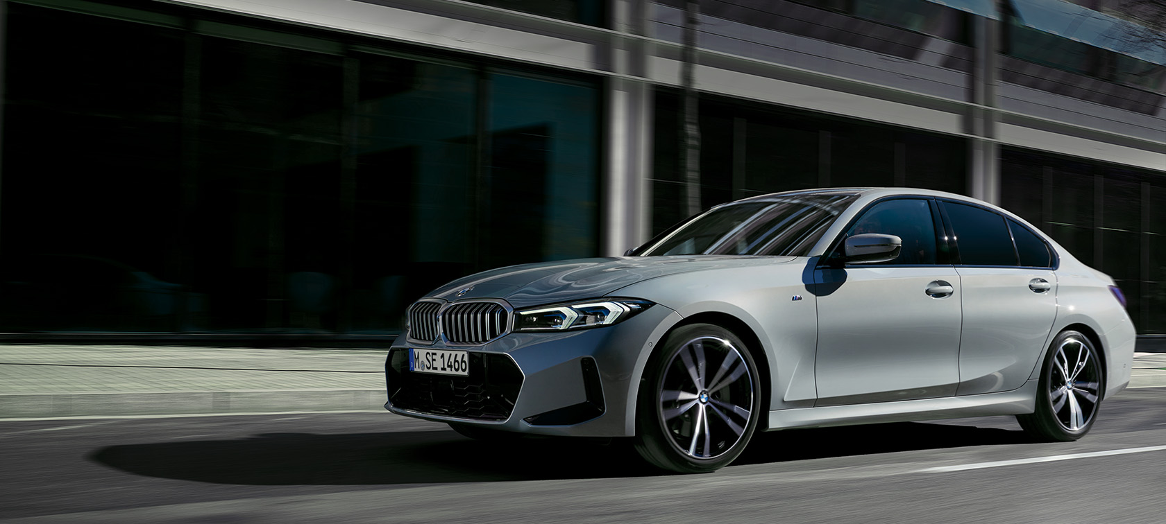 BMW Серия 3 Седан LCI G20 Brooklyn Grey три четвърти изглед отстрани в покой пред стена