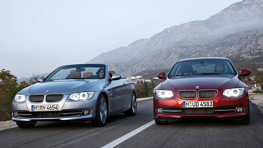 BMW Серия 3 Седан E90 BMW Серия 3 Кабриолет Е93 пето поколение изглед отпред на пътя BMW Серия 3 модели BMW Серия 3 Седан E90 BMW Серия 3 Кабриолет Е93 пето поколение изглед отпред на пътя