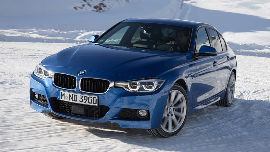BMW Серия 3 Седан F30 шесто поколение три четвърти изглед отпред на сняг BMW Серия 3 модели BMW Серия 3 Седан F30 шесто поколение три четвърти изглед отпред на сняг